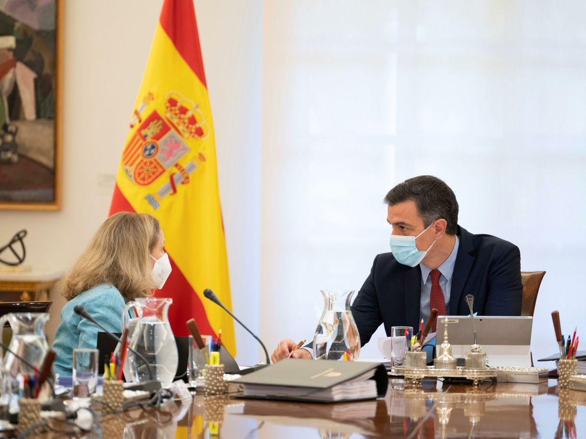 Foto: La vicepresidenta Nadia Calviño, junto a Pedro Sánchez. (EFE)