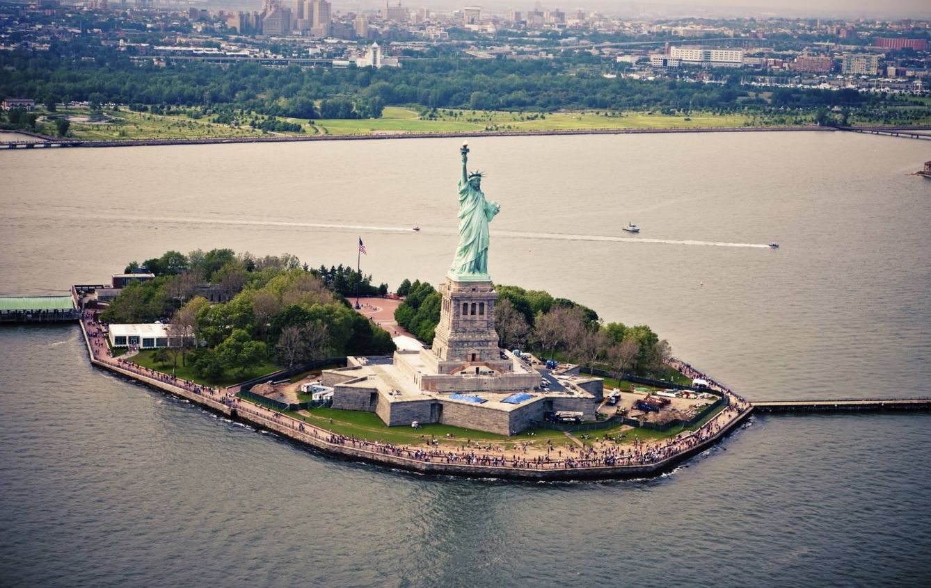 Desde el puente de Brooklyn puede verse la Estatua de la Libertad (iStock)