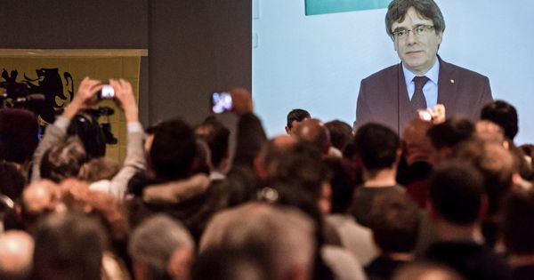 Foto: Carles Puigdemont da un discurso a los jóvenes seguidores del partido Nueva Alianza Flamenca (N-VA) en Lovaina, Bélgica, el pasado martes. (EFE)
