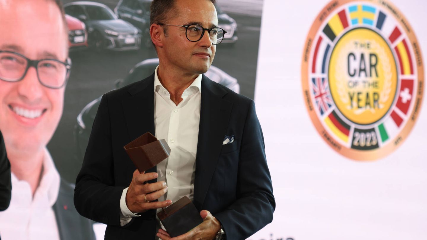Fermín Soneira, vicepresidente senior de línea e-tron de Audi AG, tras recibir el premio 'El Abrazote de Manolo'.
