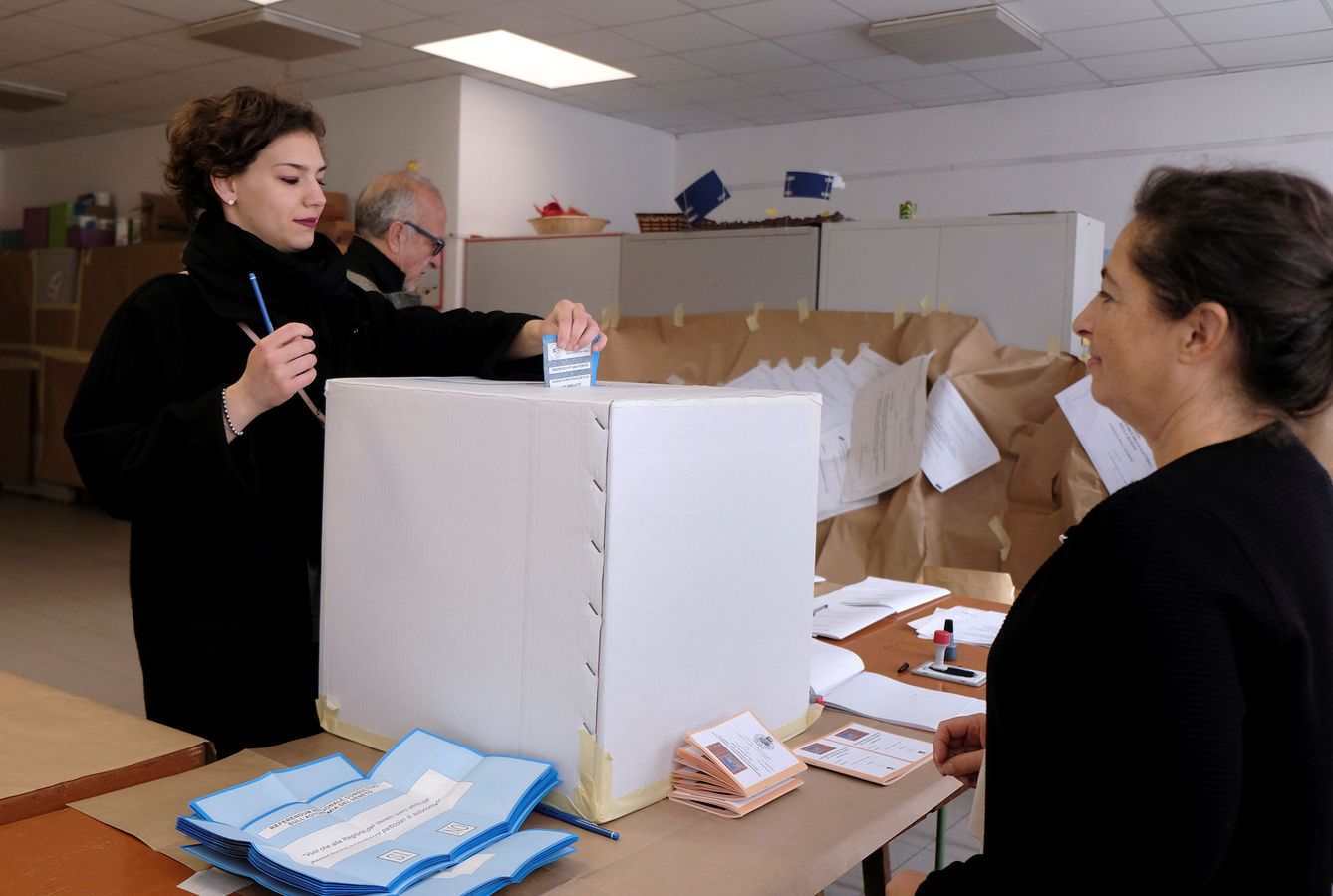 Una mujer vota en un centro electoral habilitado para el referéndum en Venecia, el 22 de octubre de 2017. (Reuters)