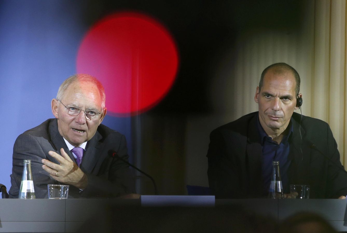 Varufakis junto al ministro alemán Schäuble durante una rueda de prensa en Berlín (Reuters).