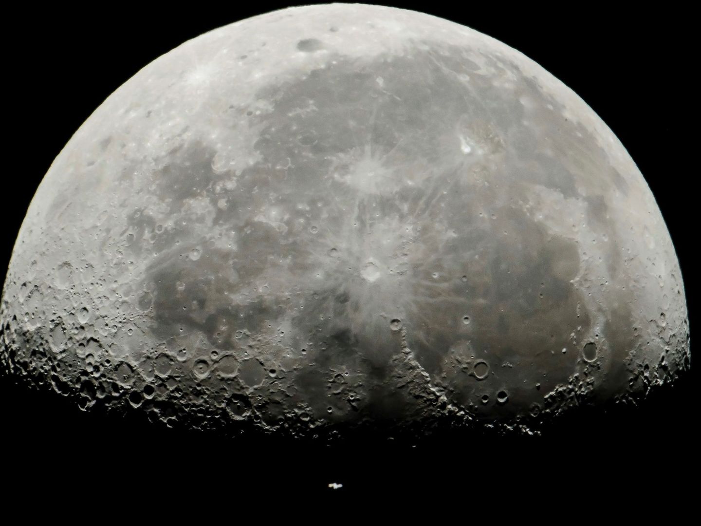 La Estación Espacial Internacional frente a la Luna. Foto: EFE  Peter Komka 