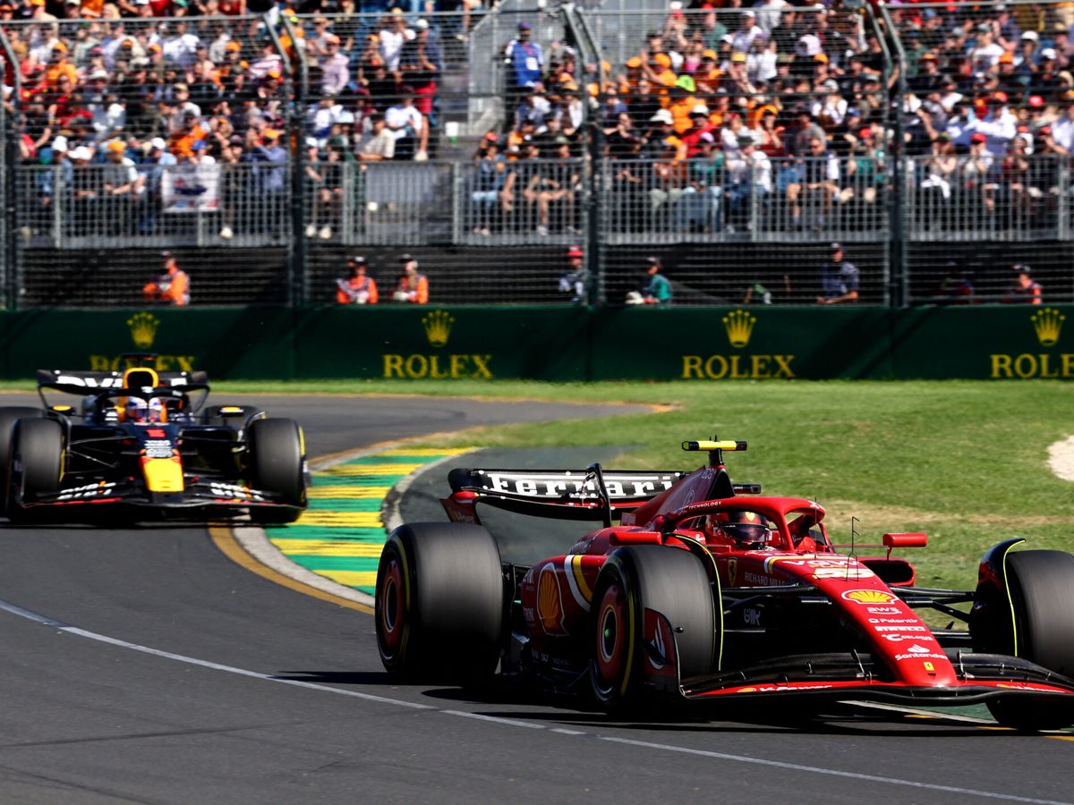 Foto: Carlos Sainz, delante de Max Verstappen en Australia. (Reuters/Mark Peterson)