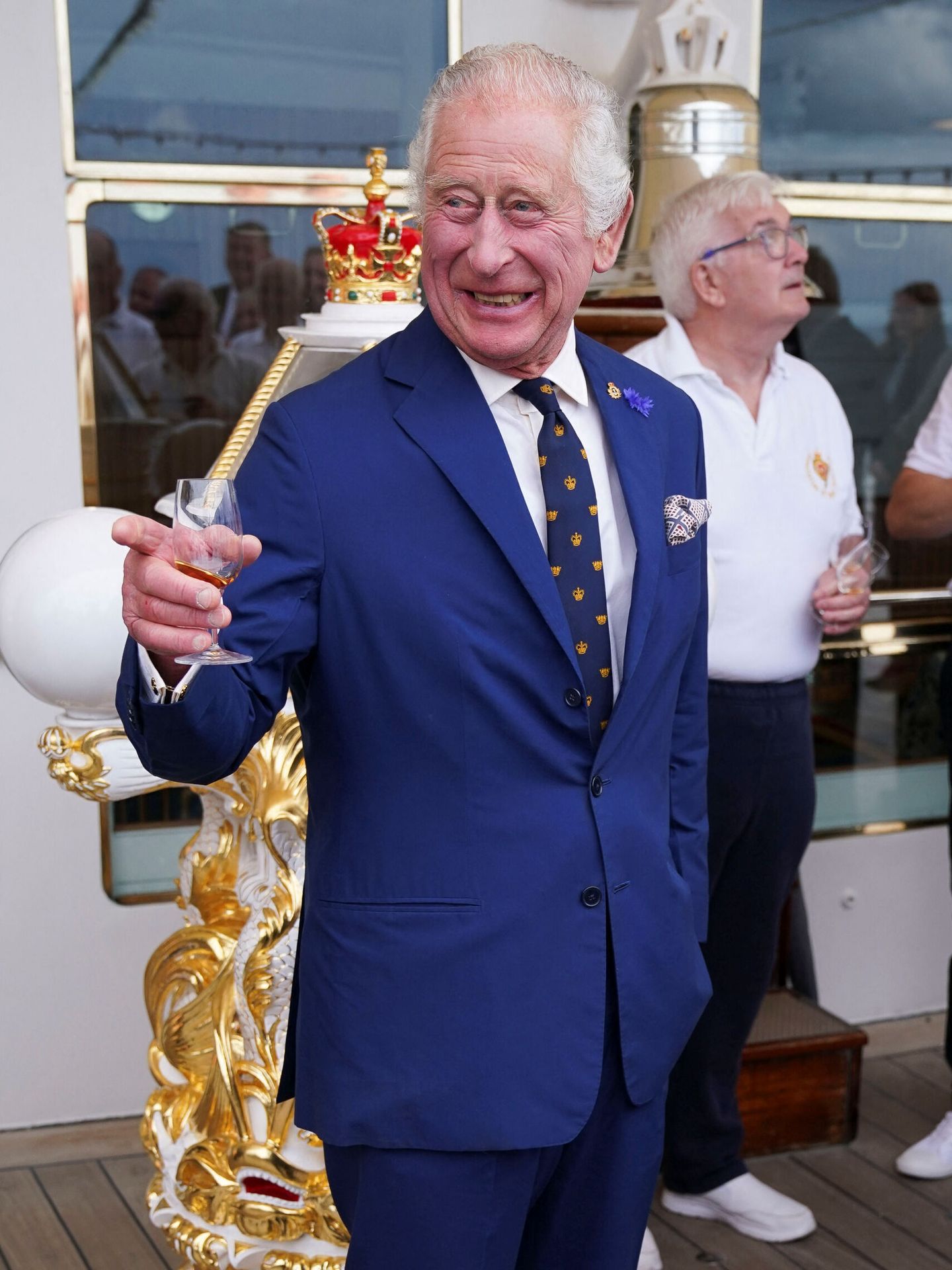 El rey Carlos III visita el real yate Britannia. (Reuters/Pool/Andrew Milligan)