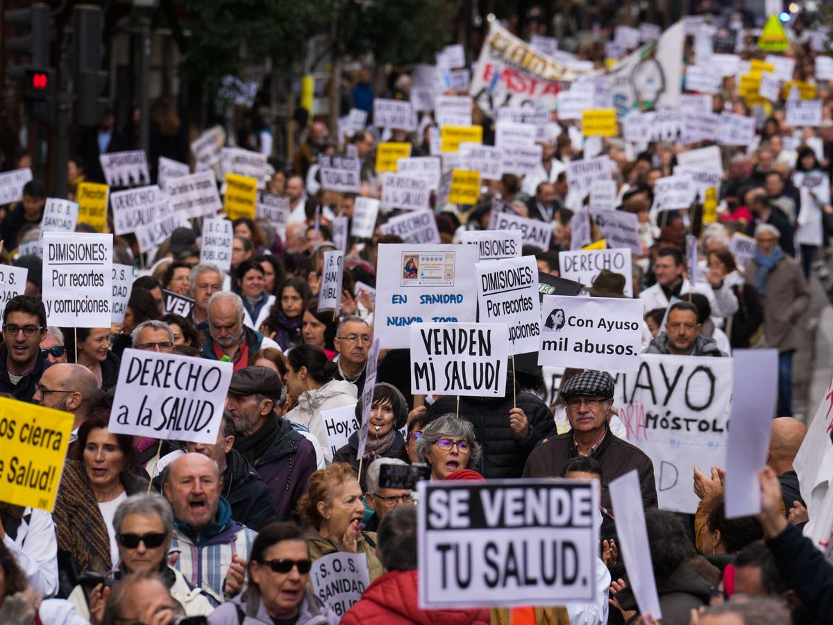 Foto: Última manifestación de los sanitarios este miércoles en Madrid. (EFE/Borja Sánchez Trillo)