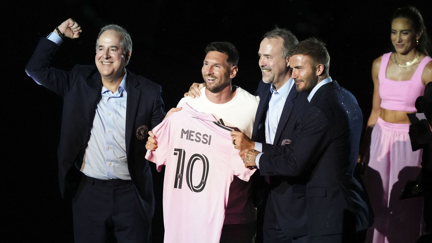 Lionel Messi acompañado por algunos miembros del Inter de Miami, incluido David Beckham. (Reuters/Jasen Vinlove/USA Today Sports)