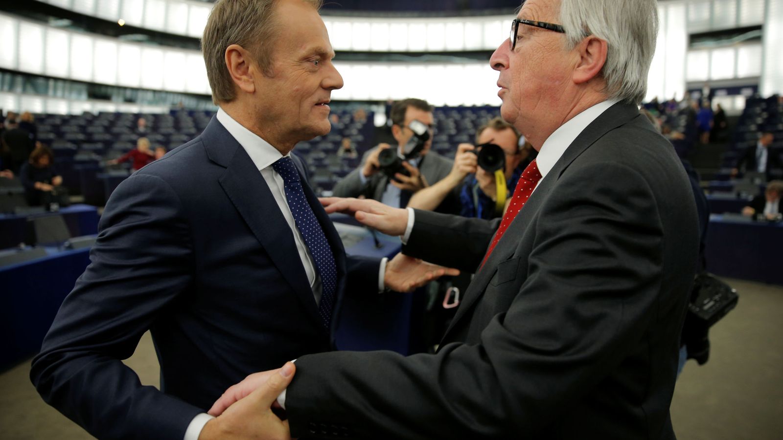 Foto: Tusk se saluda con el presidente de la Comisión Europea en el Pleno de Estrasburgo. (Reuters)