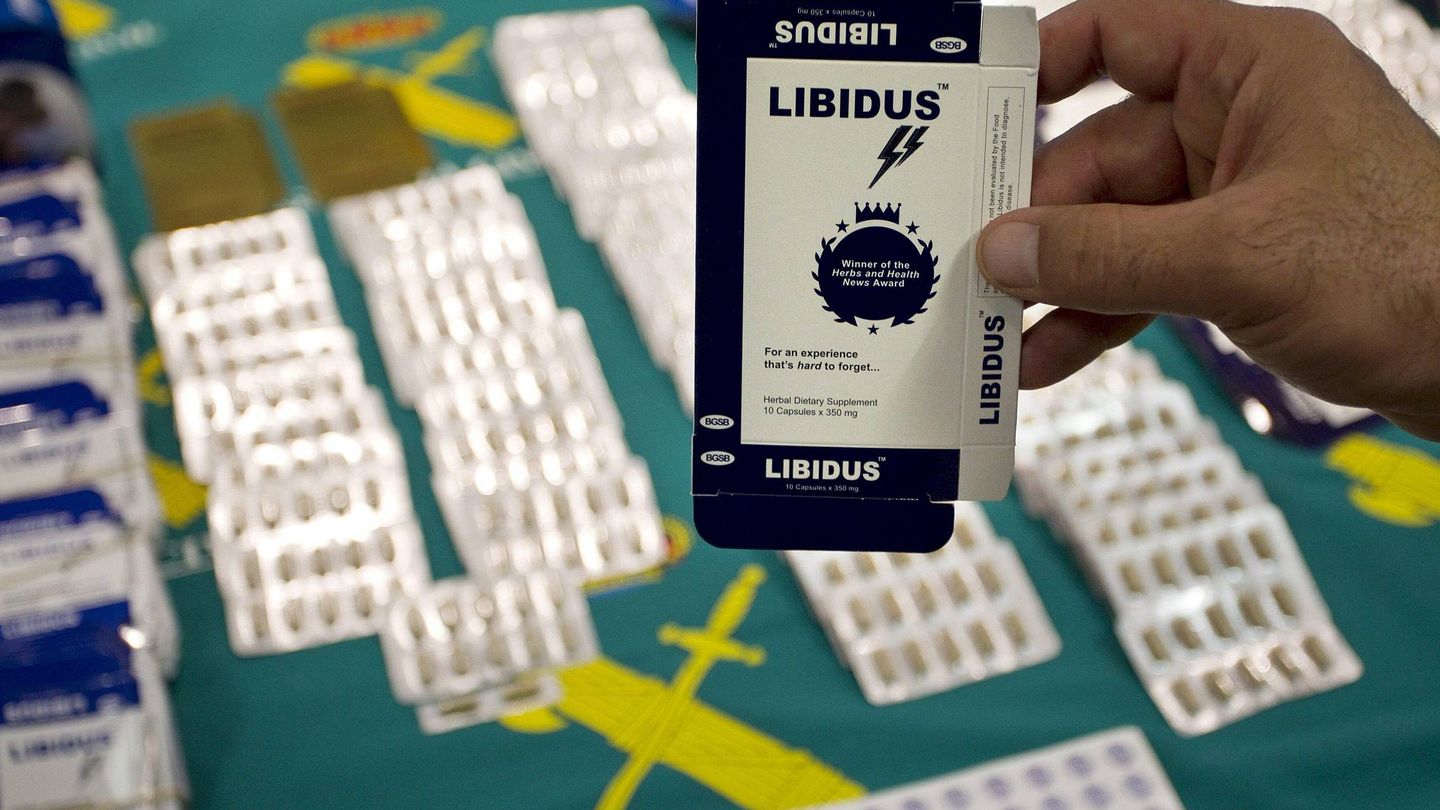 Parte de las cerca de 4.000 cápsulas de los productos 'Libidus', Maxidus' y 'LFW', intervenidos por la Guardia Civil en Málaga. (Efe/Daniel Pérez)