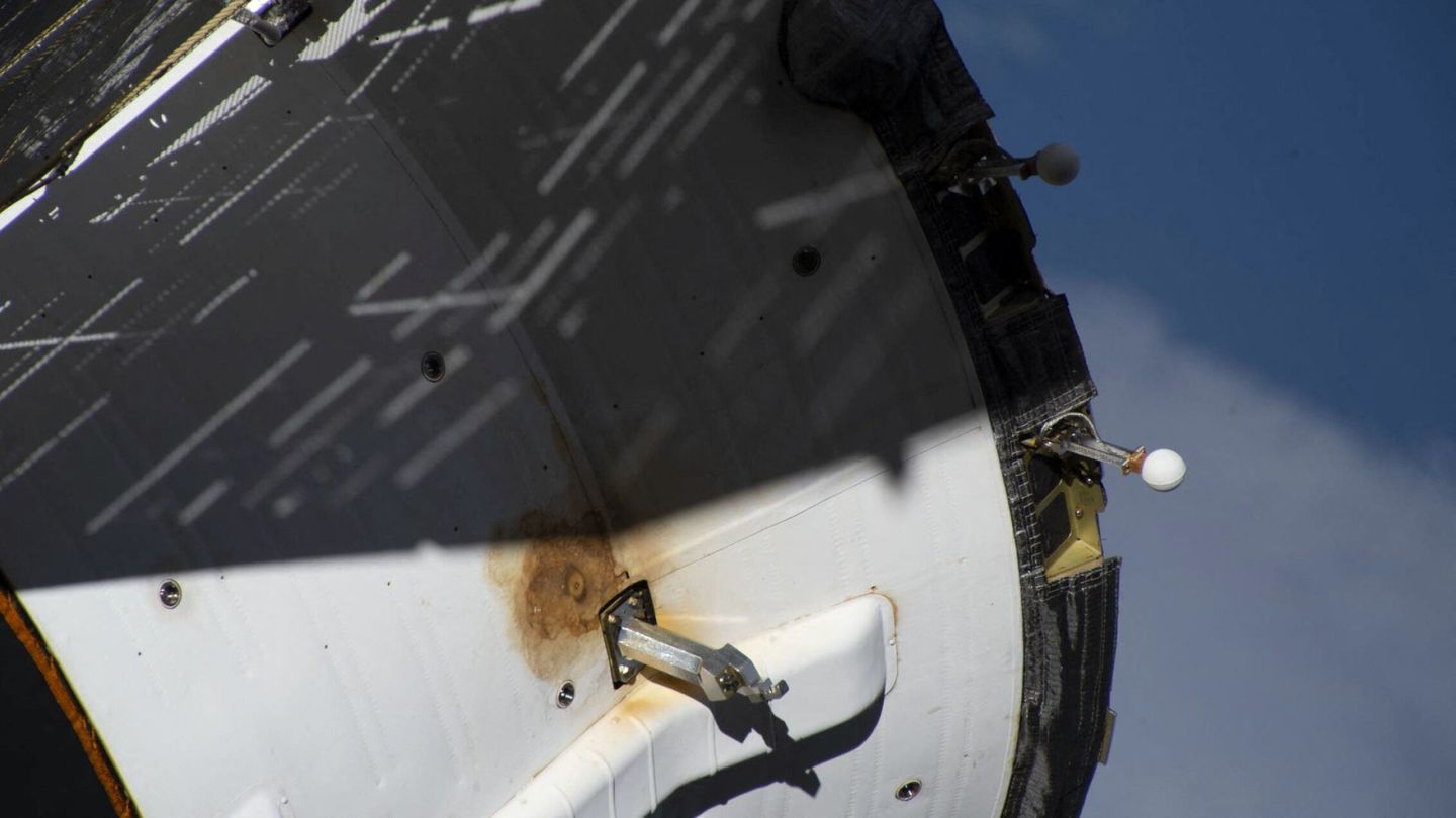 Daño en la Soyuz mostrado por Roscosmos. (Reuters)
