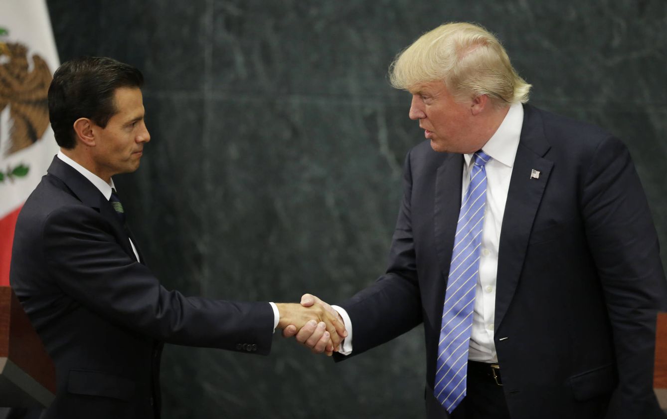 Donald Trump saluda a Enrique Peña Nieto. (REUTERS/Henry Romero)