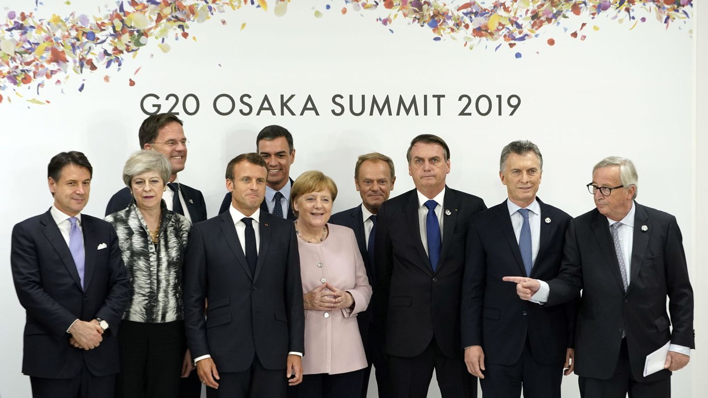 Pedro Sánchez, en segunda fila, con el resto de líderes europeos en Osaka. (EFE)