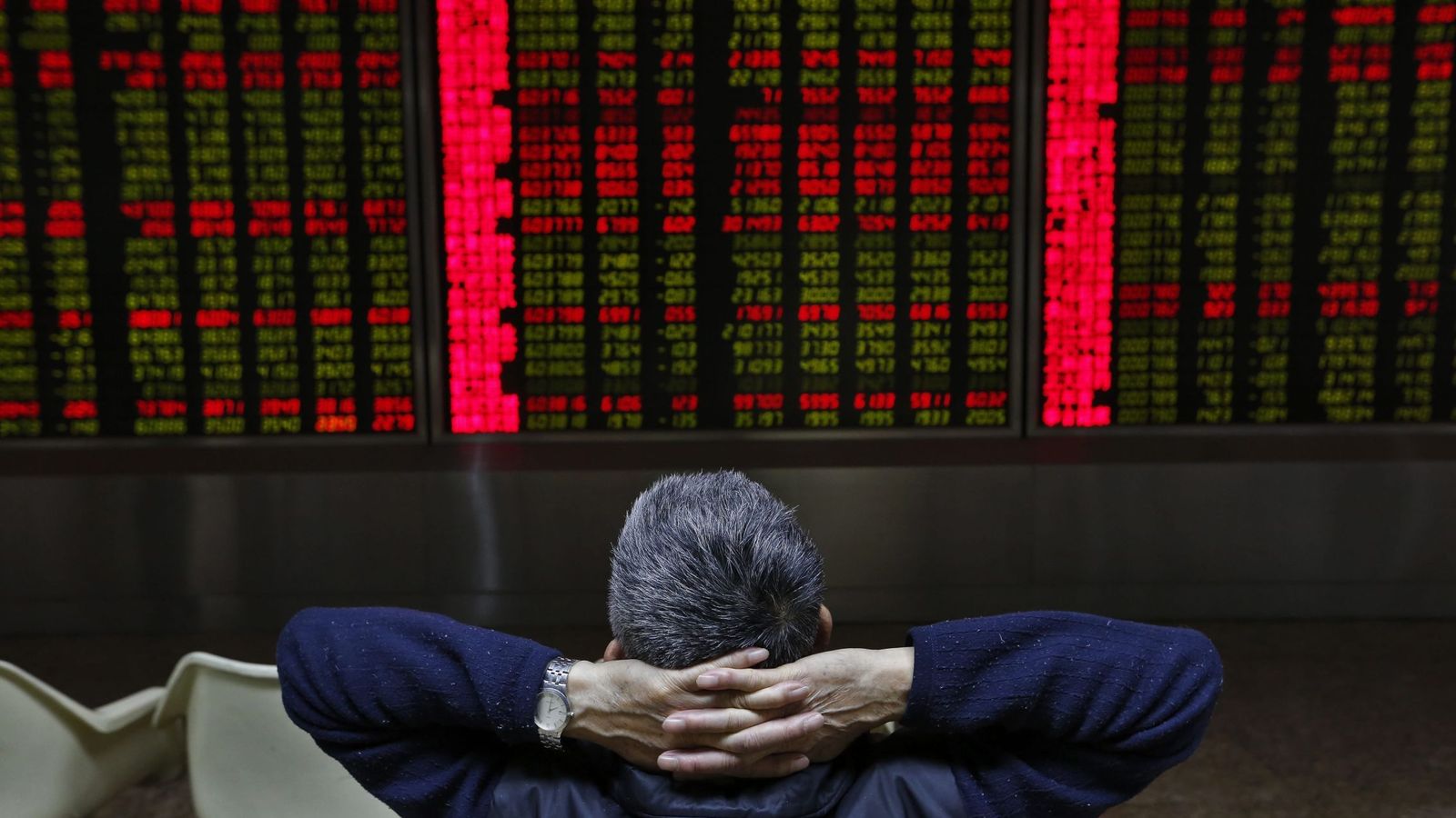 Foto: Un inversor observa una pantalla que muestra la evolución de los mercados financieros. (EFE)