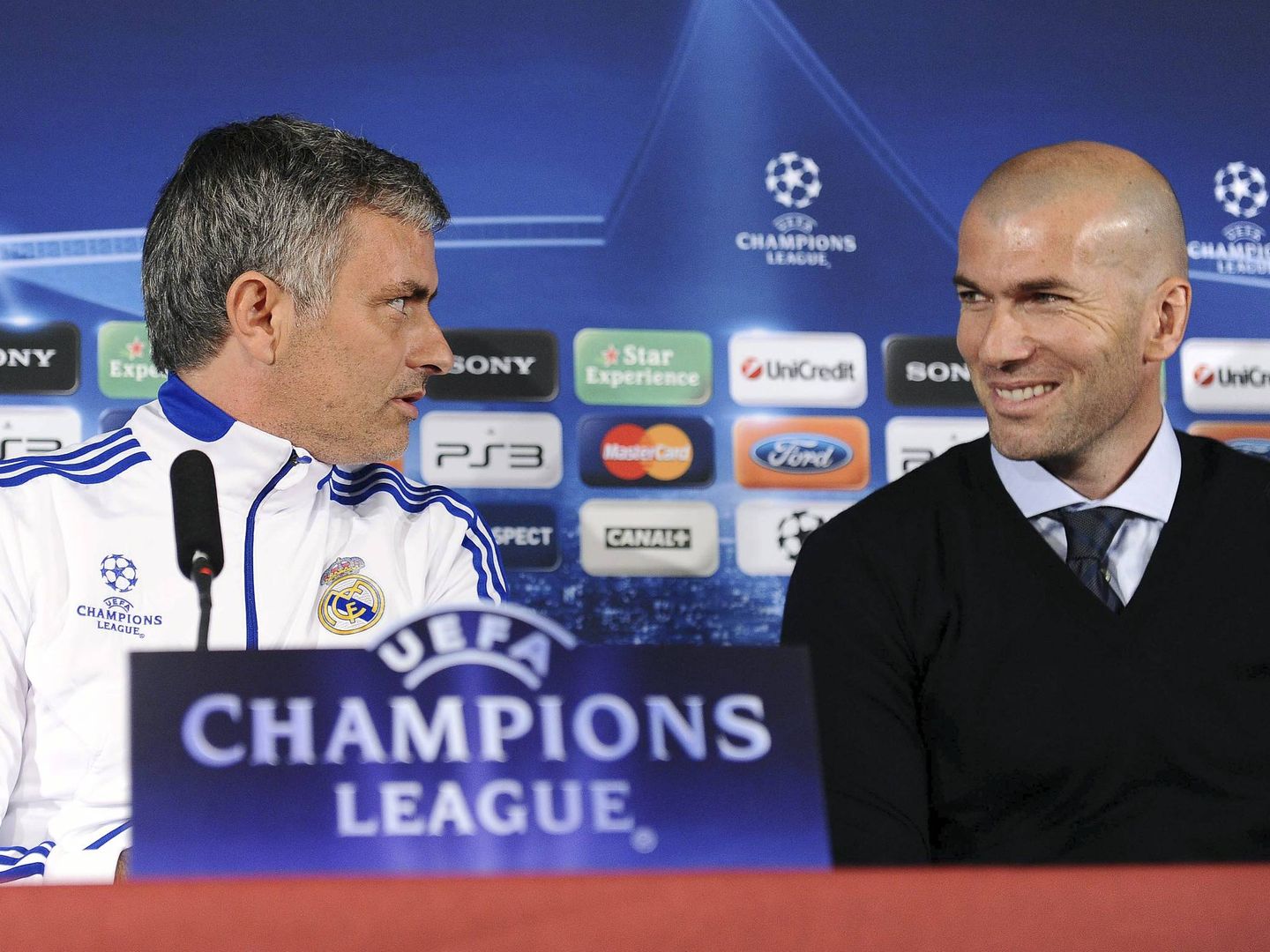 Mourinho, junto a Zidane en una rueda de prensa del portugués en 2011. (EFE)