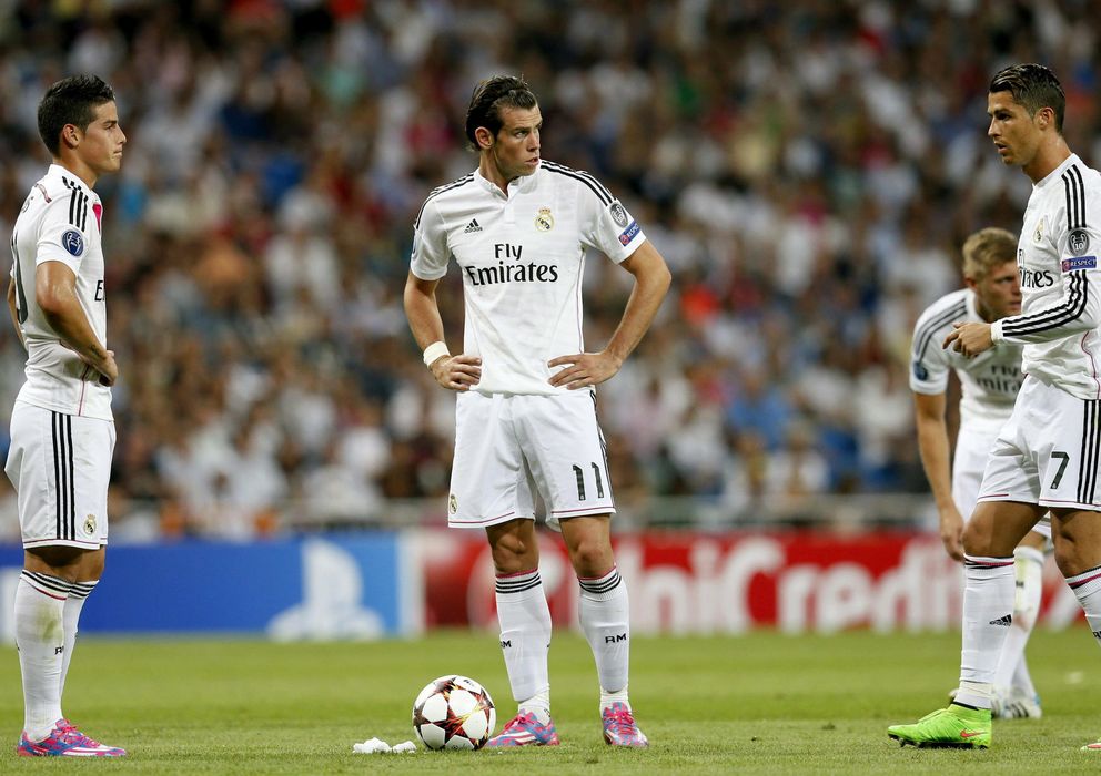 Foto: James Rodríguez, Bale y Cristiano, durante el Real Madrid-Basilea (EFE)