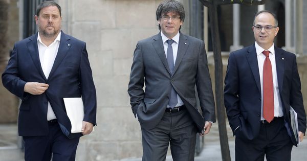 Foto: El presidente de la Generalitat, Carles Puigdemont (c), junto al vicepresidente del Govern, Oriol Junqueras (i), y el portavoz del Govern, Jordi Turull (d), a su llegada a la reunión semanal del Govern.