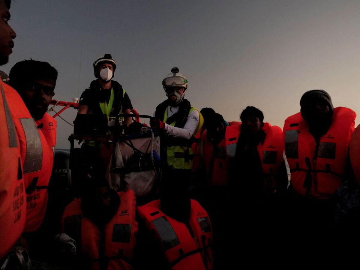 Foto: Migrantes rescatados por miembros de la tripulación del barco de rescate de la ONG 'Ocean Viking' en el Mediterráneo. (Reuters/Camille Martin Juan/ Sos Mediterranee)