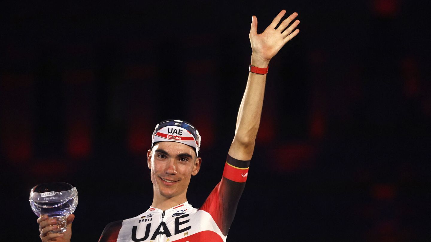 Ayuso, en el podio de la Vuelta. (Reuters/Susana Vera)