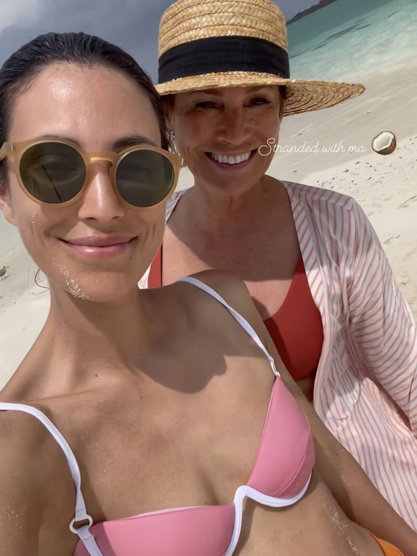 Sassa de Osma y su madre, en una playa de Perú. (Instagram/@sassadeo)