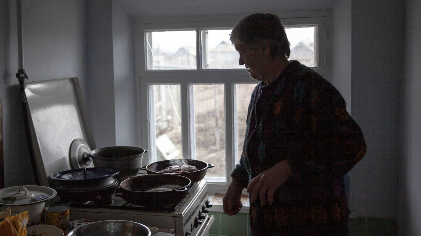 Olga Vasilenco, moldava de 72 años, en la cocina de su casa en Palanca, al lado de la frontera de Moldavia y Ucrania, en la que cocina para familias refugiadas. (Elisa Bernal)
