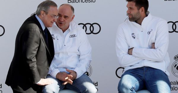 Foto: Florentino Pérez charla con el entrenador Pablo Laso y el capitán de baloncesto Felipe Reyes. (EFE)