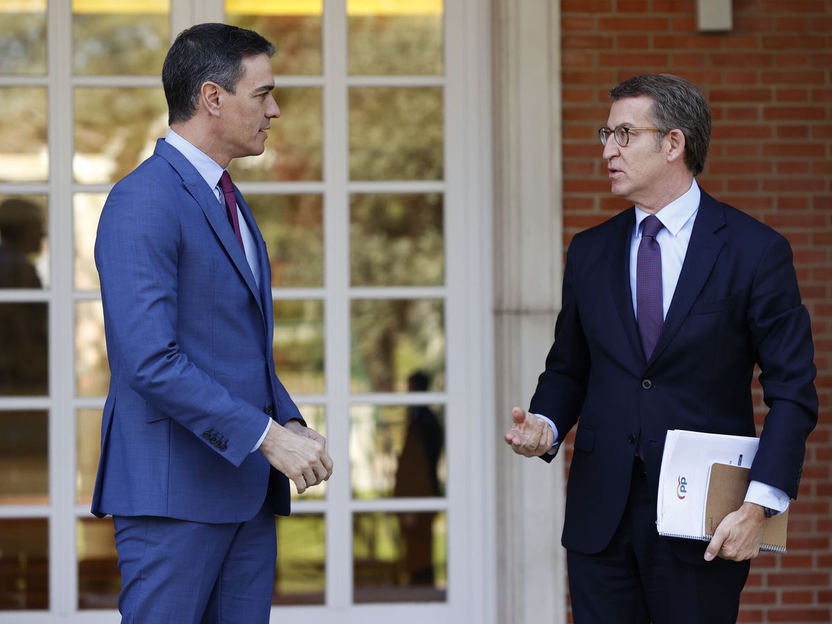 Foto: El presidente del Gobierno, Pedro Sánchez, con Alberto Núñez Feijóo en la Moncloa. (EFE/Chema Moya)