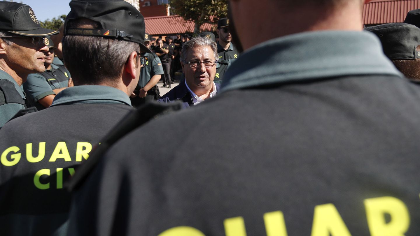 El ministro de Interior, Juan Ignacio Zoido, saluda a guardias civiles durante el 1-O. (EFE)