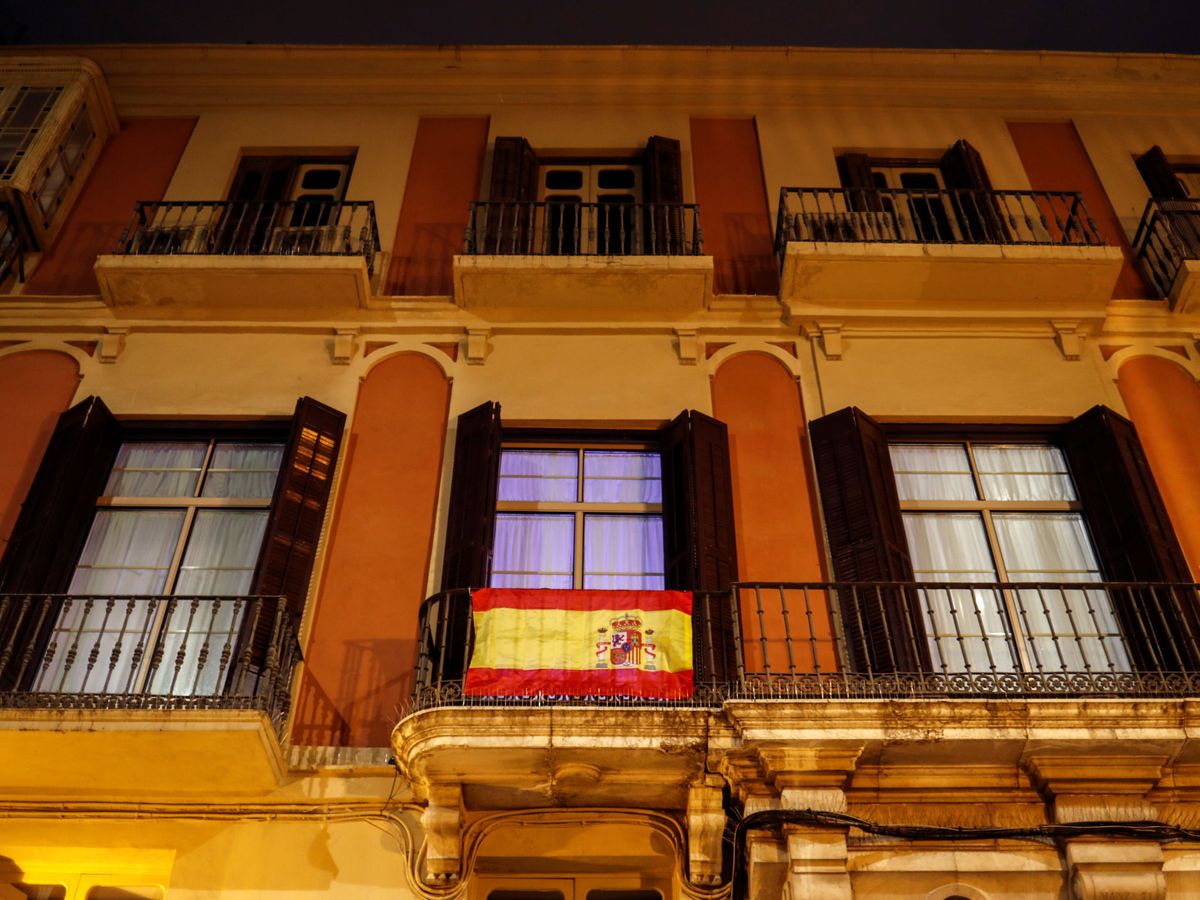 Foto: Bandera de España en un balcón durante el confinamiento. (Reuters)