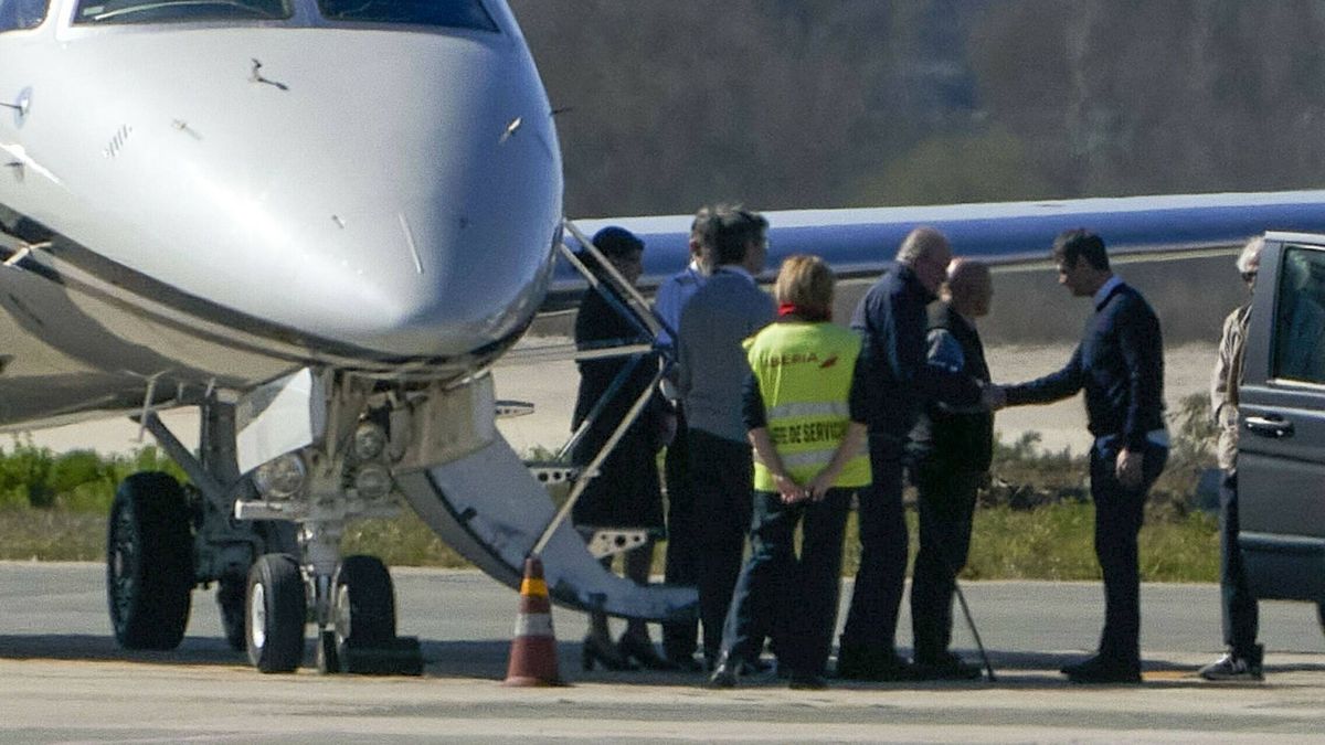 El rey Juan Carlos ya está en España: vuelo privado y parada por razones médicas