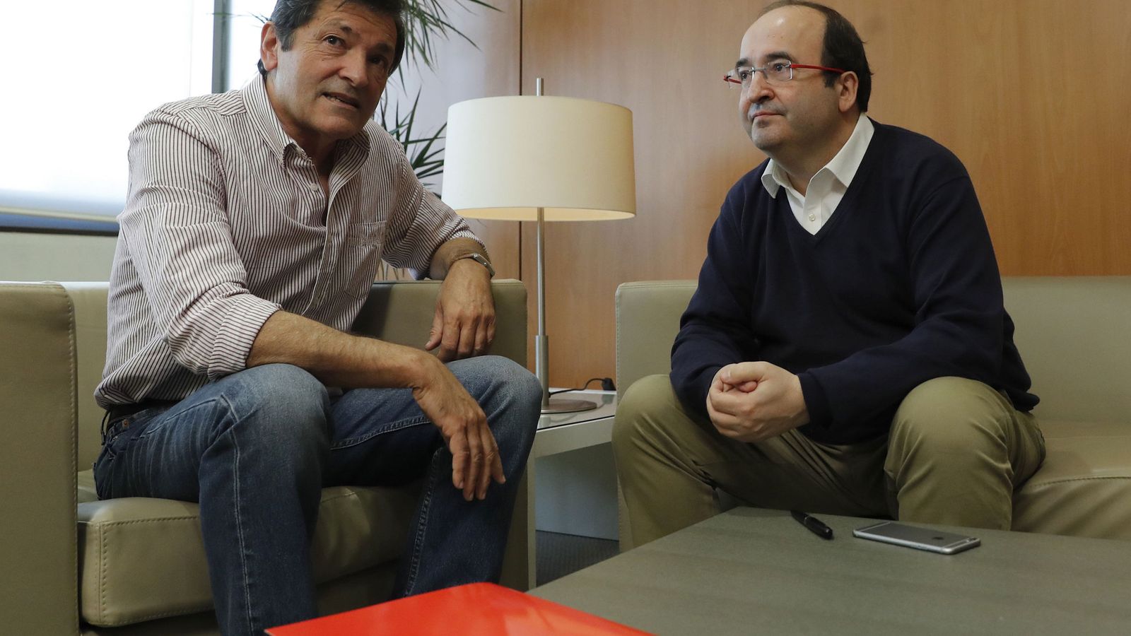 Foto: El presidente de la gestora del PSOE, Javier Fernández (i), y el primer secretario del PSC, Miquel Iceta, durante la reunión en la sede de la calle Ferraz. (EFE)