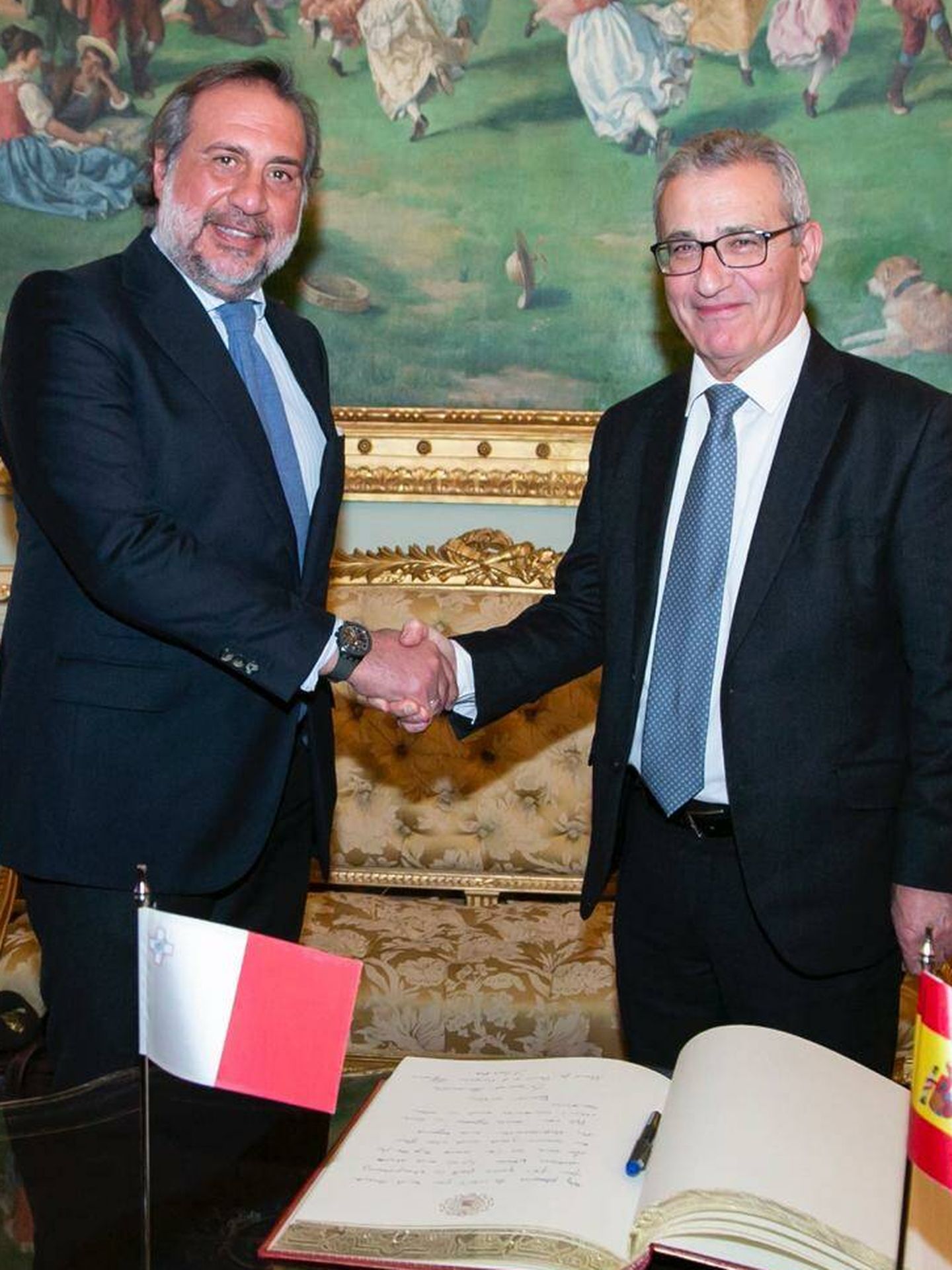 Ángel Asensio, con el ministro de Asuntos Exteriores y Europeos de Malta, Evarist Bartolo. (Julia Robles)
