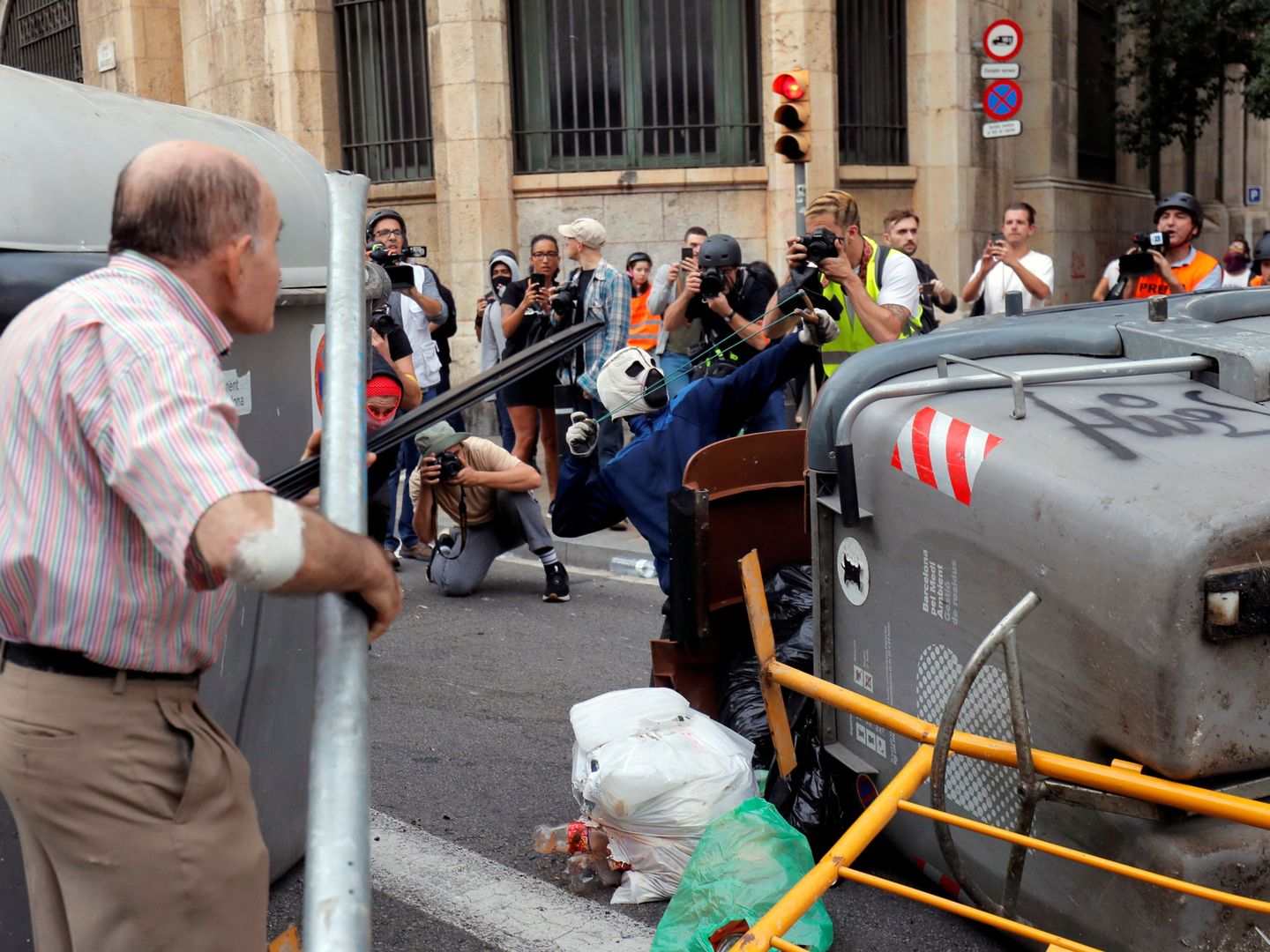El hombre se acerca a las barricadas de los manifestantes frente a la Jefatura Superior de Policía. (Reuters)