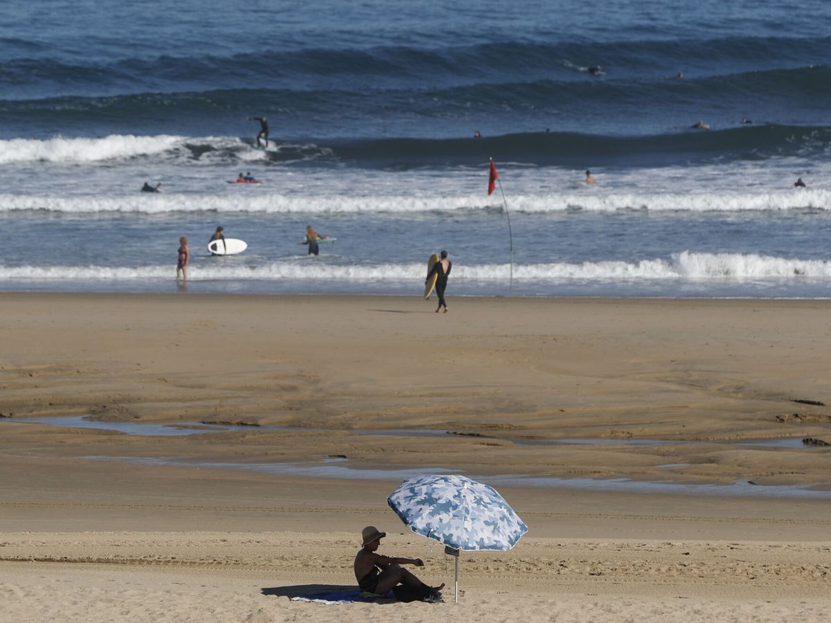 Foto: Altas temperaturas se registran en la playa de la Zurriola de San Sebastián. (EFE/Juan Herrero)