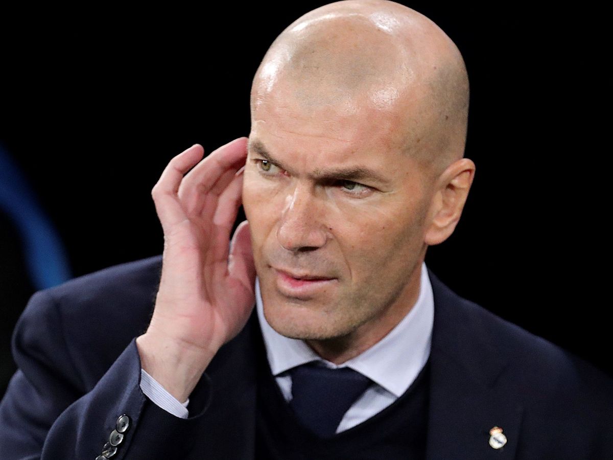 Foto: Zinédine Zidane, con gesto de preocupación, durante el partido contra el Manchester City. (Efe)