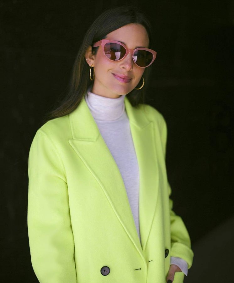 Foto: María Fernández-Rubíes con un abrigo flúor de Zara. (Instagram)
