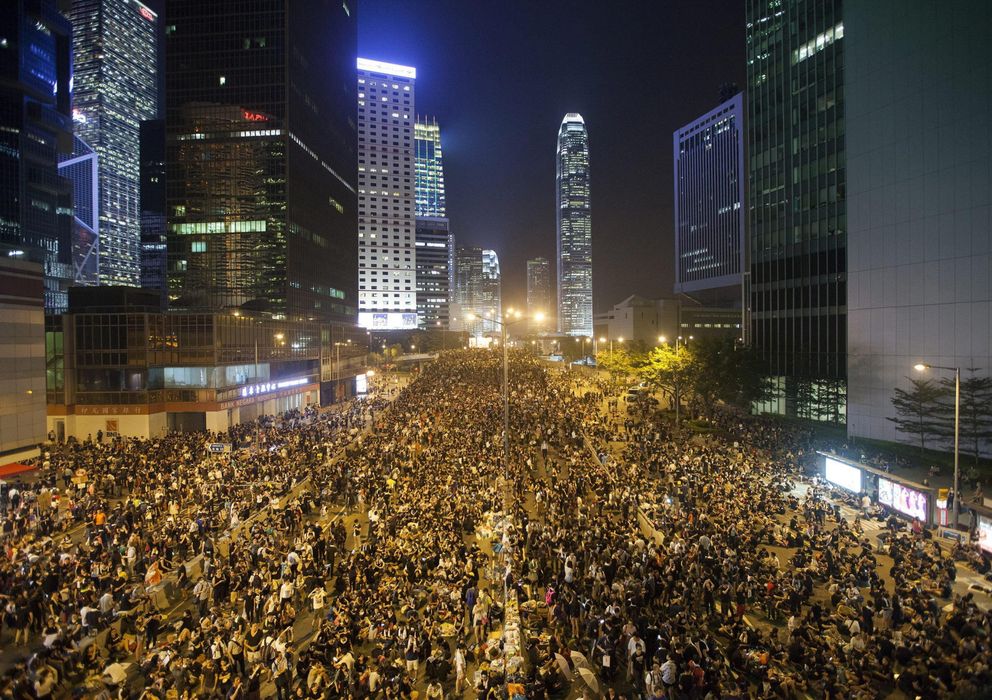 Foto: Miles de personas se manifiestan a favor de la democracia. (Reuters)
