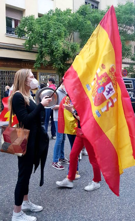 Una manifestante frente a la sede del PSOE. (B. Tena)