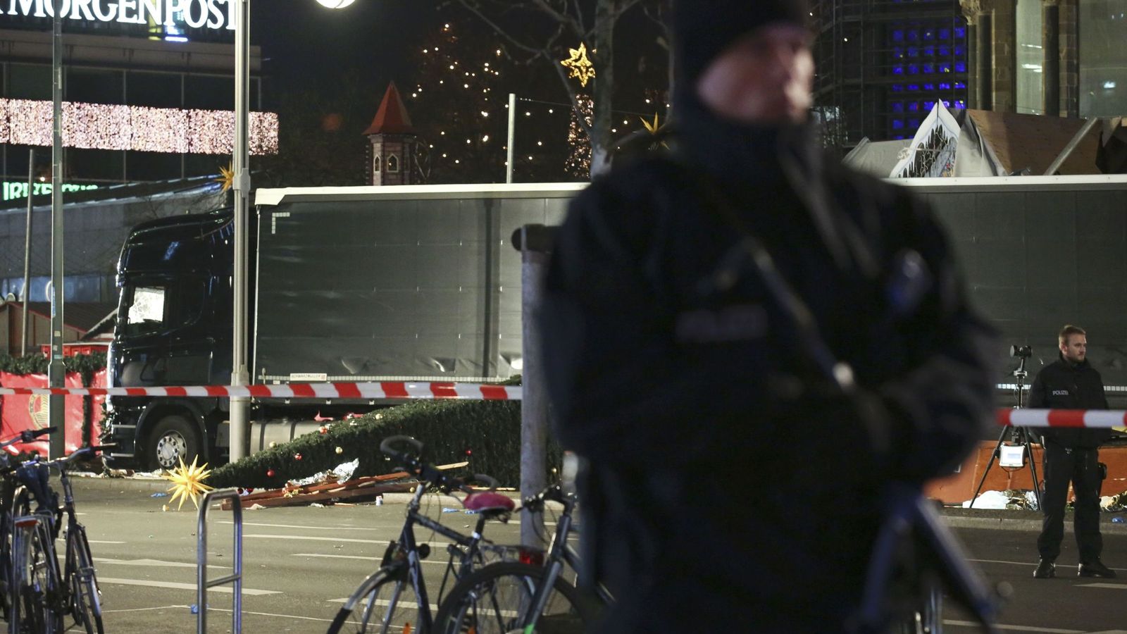 Foto: Un policía alemán custodia el camión del atentado, el 19 de diciembre de 2016 (Reuters)