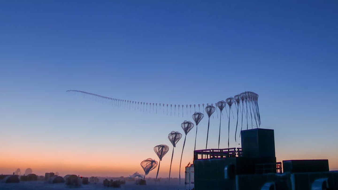 Lanzamiento de una sonda medidora de ozono en el círculo polar antártico (Robert Schwarz/University of Minnesota)