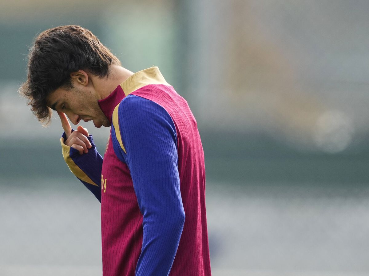 Foto: Joao Félix, cabizbajo y pensativo, en un entrenamiento del Barça. (EFE Alejandro García)