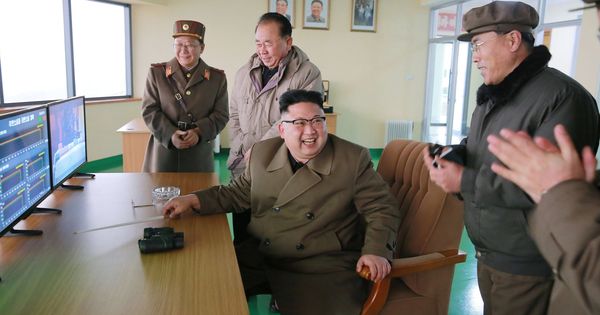 Foto: El líder norcoreano, Kim Jong-un, sentado frente a una pantalla en una imagen de archivo (EFE)