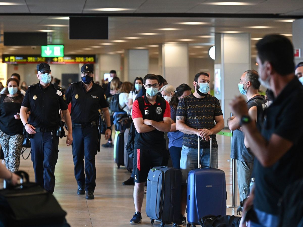 Foto: Pasajeros en la Terminal 1 del aeropuerto de Barajas, el pasado día 1. (EFE)