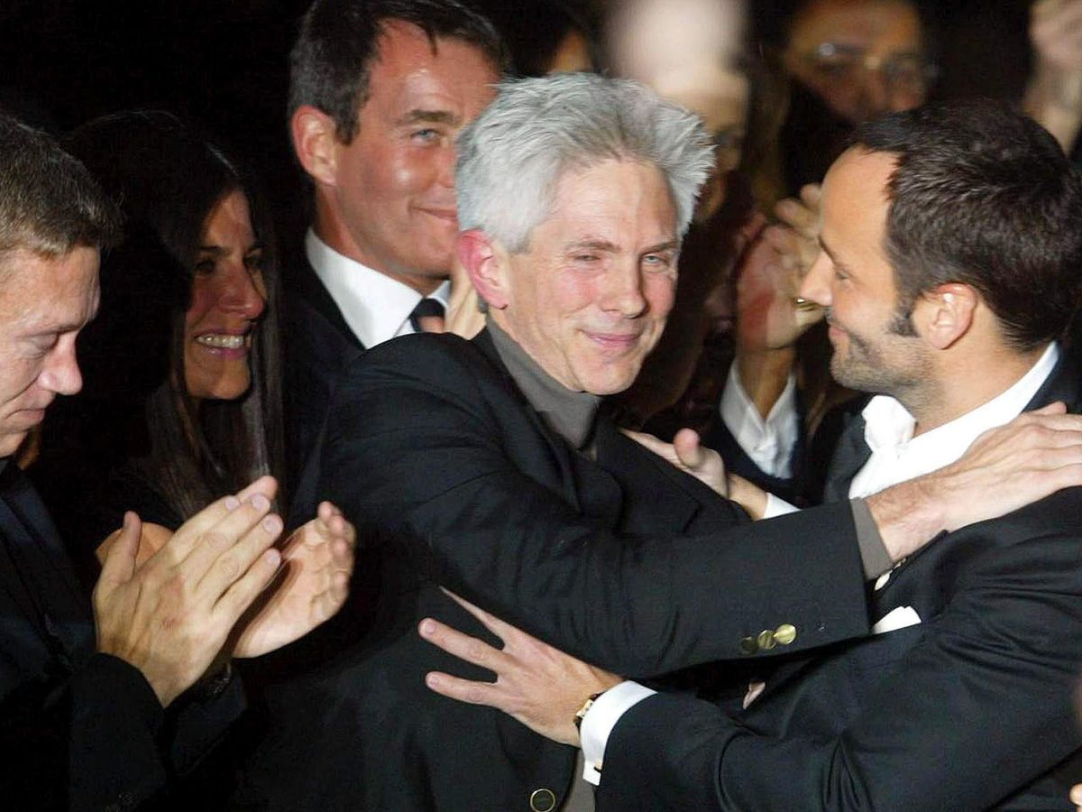 Foto: Tom Ford (a la derecha), mientras abraza a su entonces prometido Richard Buckley. (EFE)