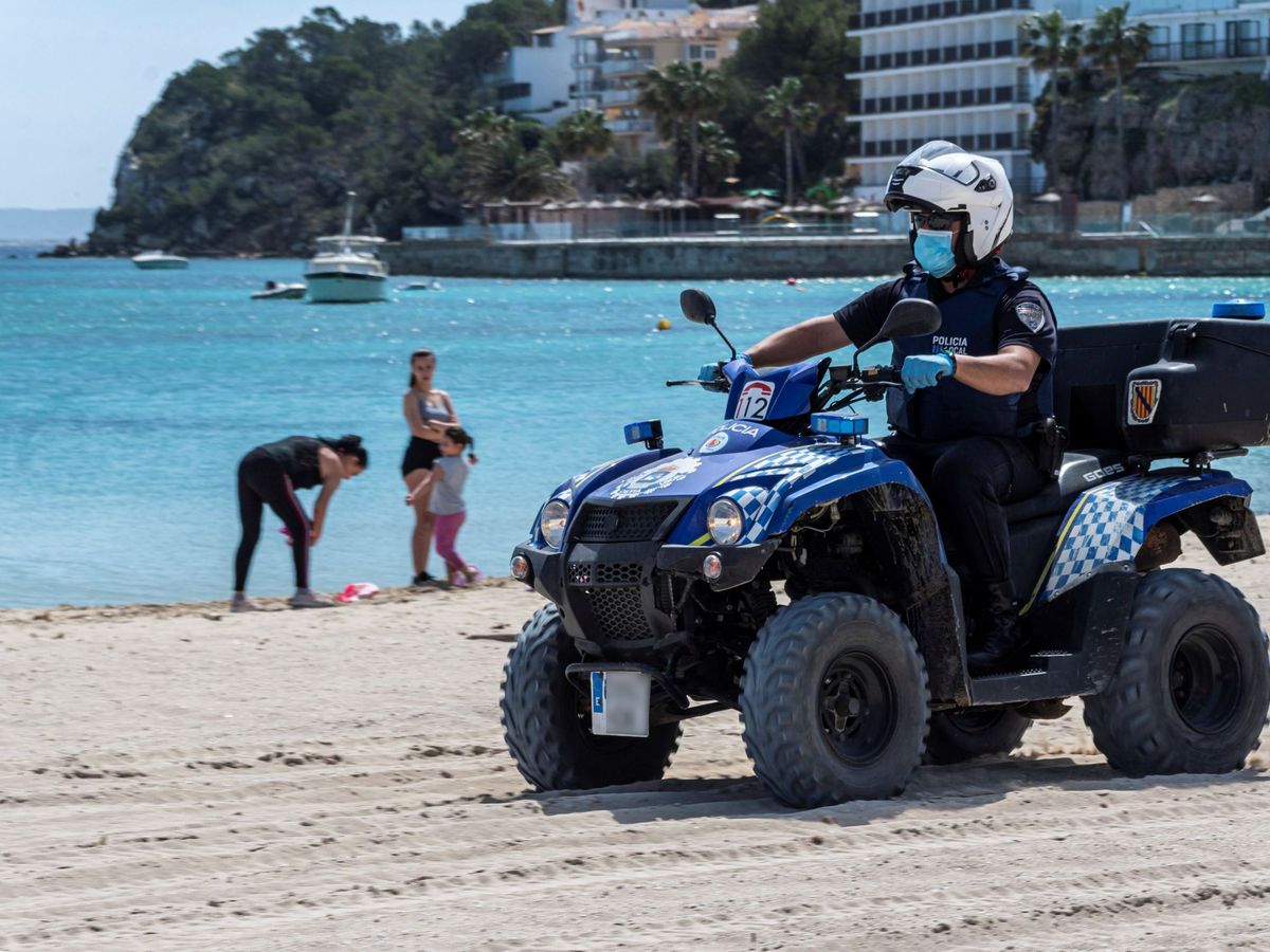 Foto: Un agente de Policía en una playa de Calvià. (EFE)