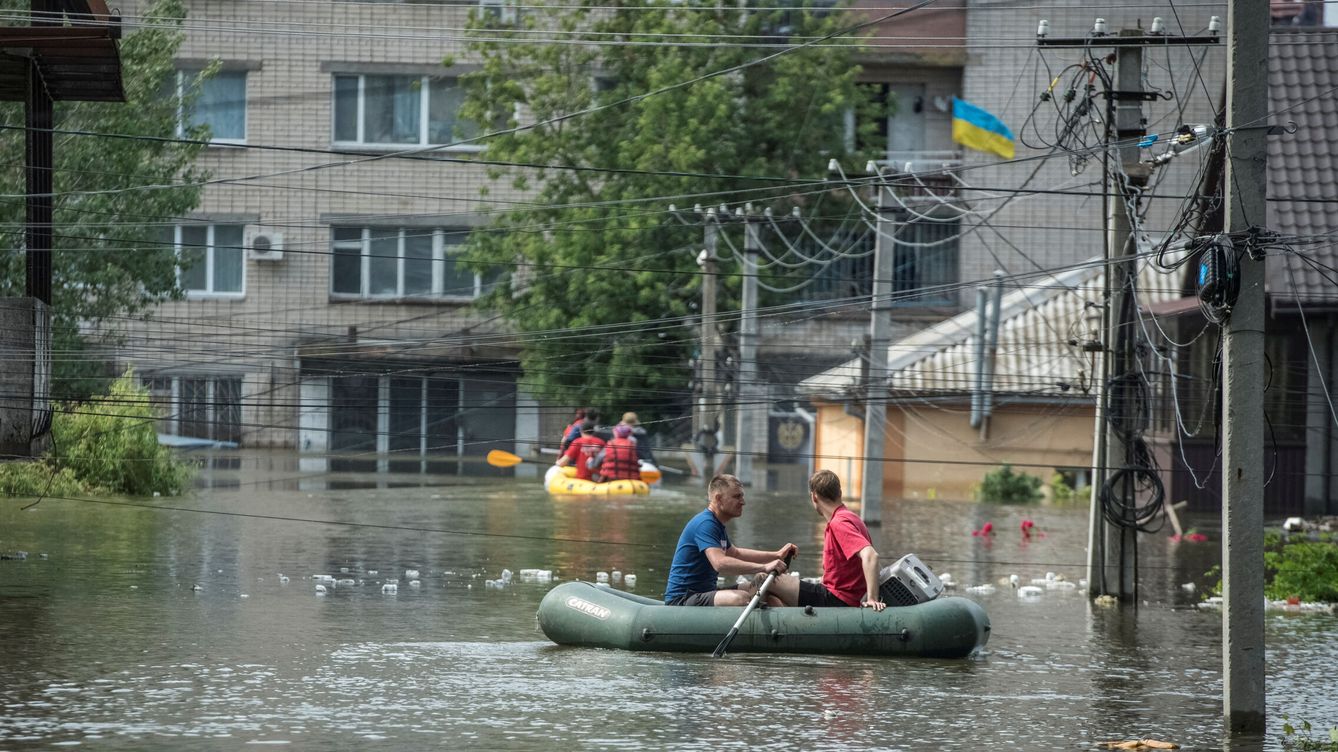 Foto: Ucranianos en las calles inundadas de Jersón. (Reuters/Vladyslav Musiienko)