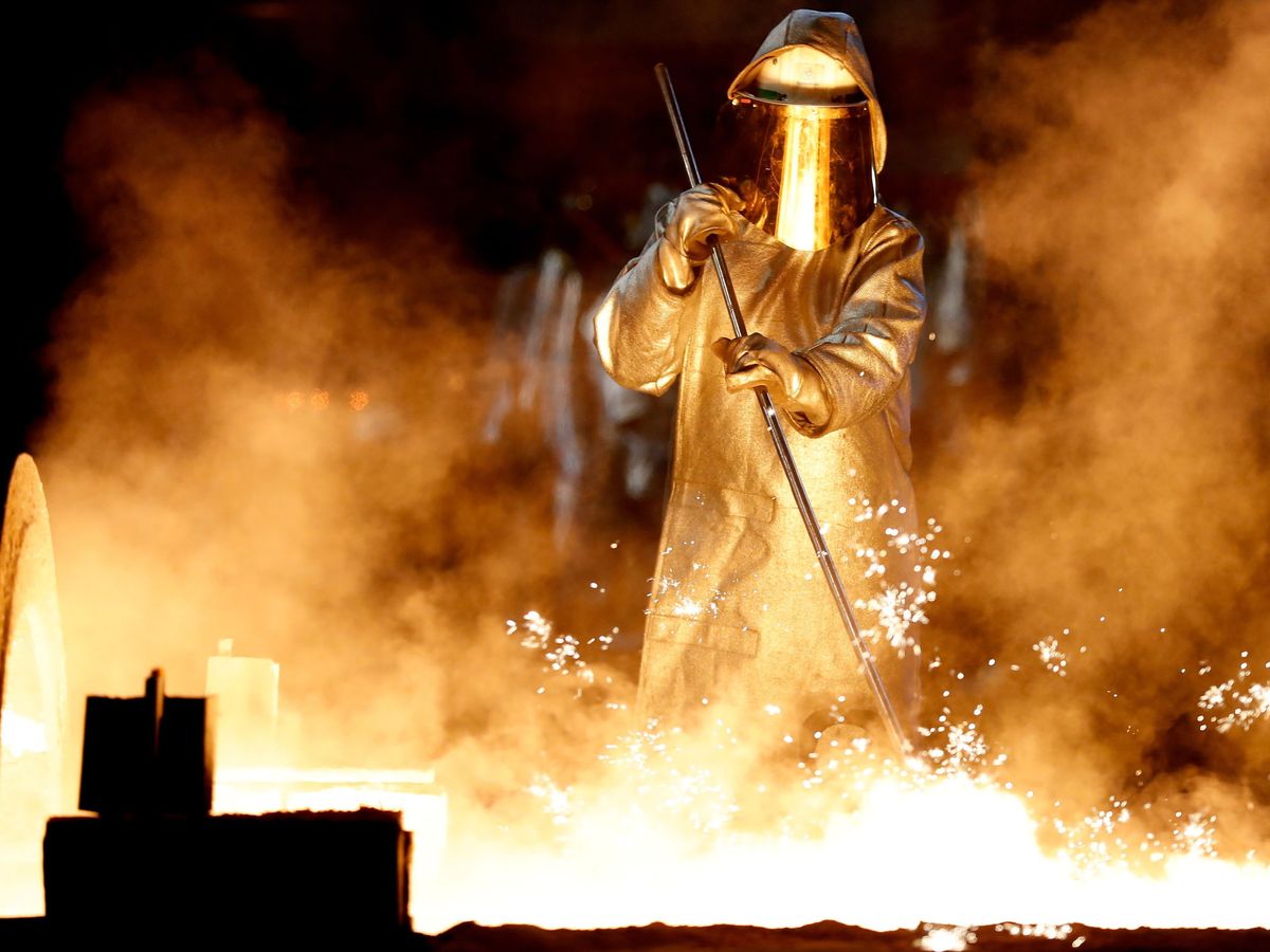Foto: Foto de archivo de un trabajador en una fábrica metalúrgica. (Reuters)