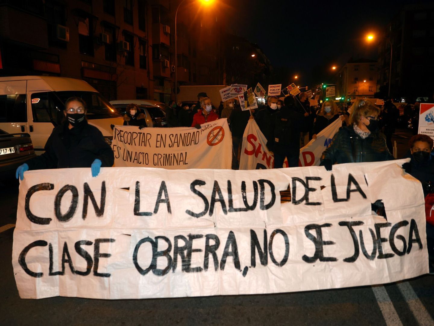 Miembros de asociaciones vecinales se concentraron el 13 de enero frente del Centro de Salud de Abrantes en Madrid para pedir la reapertura de las Urgencias de Atención Primaria, cerradas desde marzo de 2020. (EFE/JuanJo Martín) 