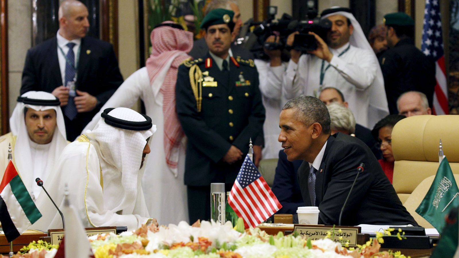 Foto: Barack Obama habla con el príncipe Sheikh Mohammed bin Zayed al-Nahyan durante la cumbre en Riad, el 21 de abril de 2016 (Reuters).