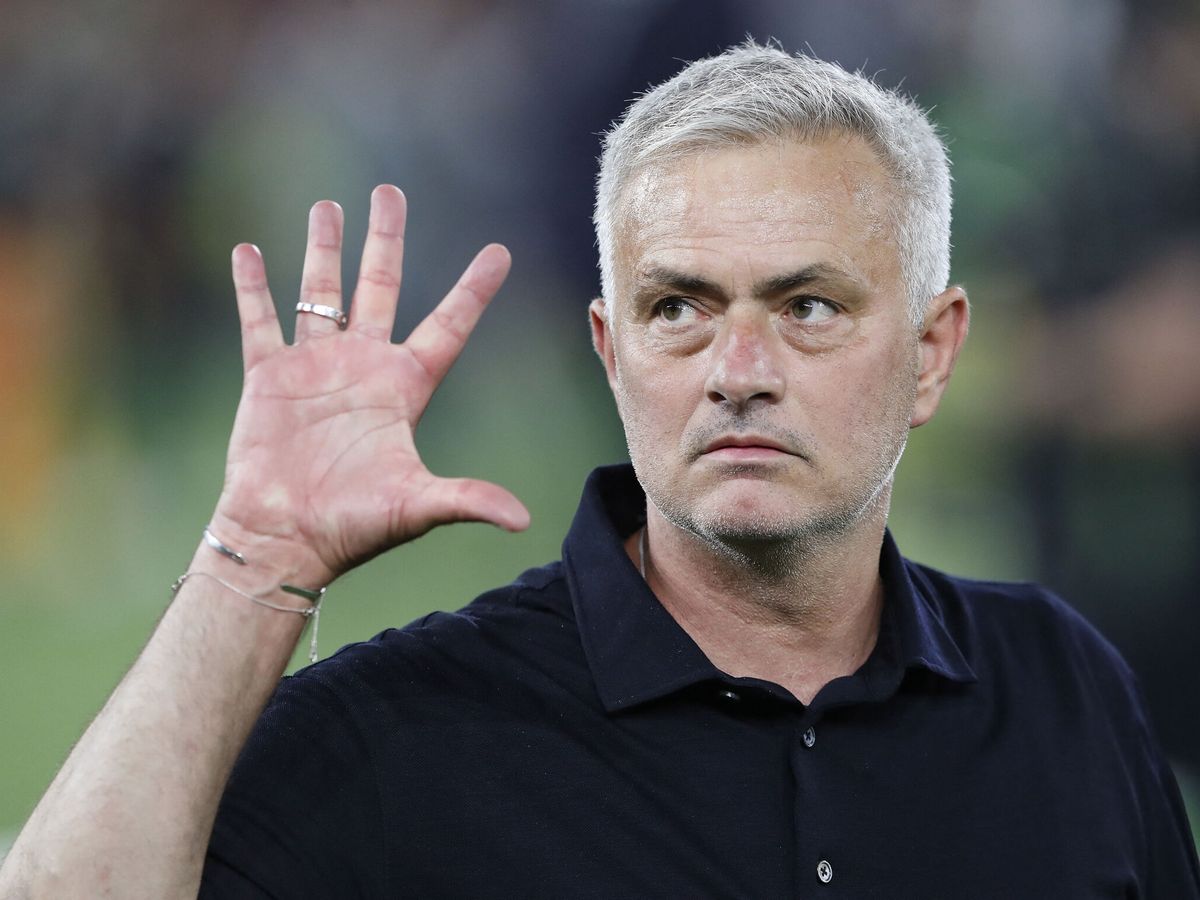 Foto: Mourinho hace el gesto de la manita tras ganar la Conference League. (Reuters/Bernadett Szabo)