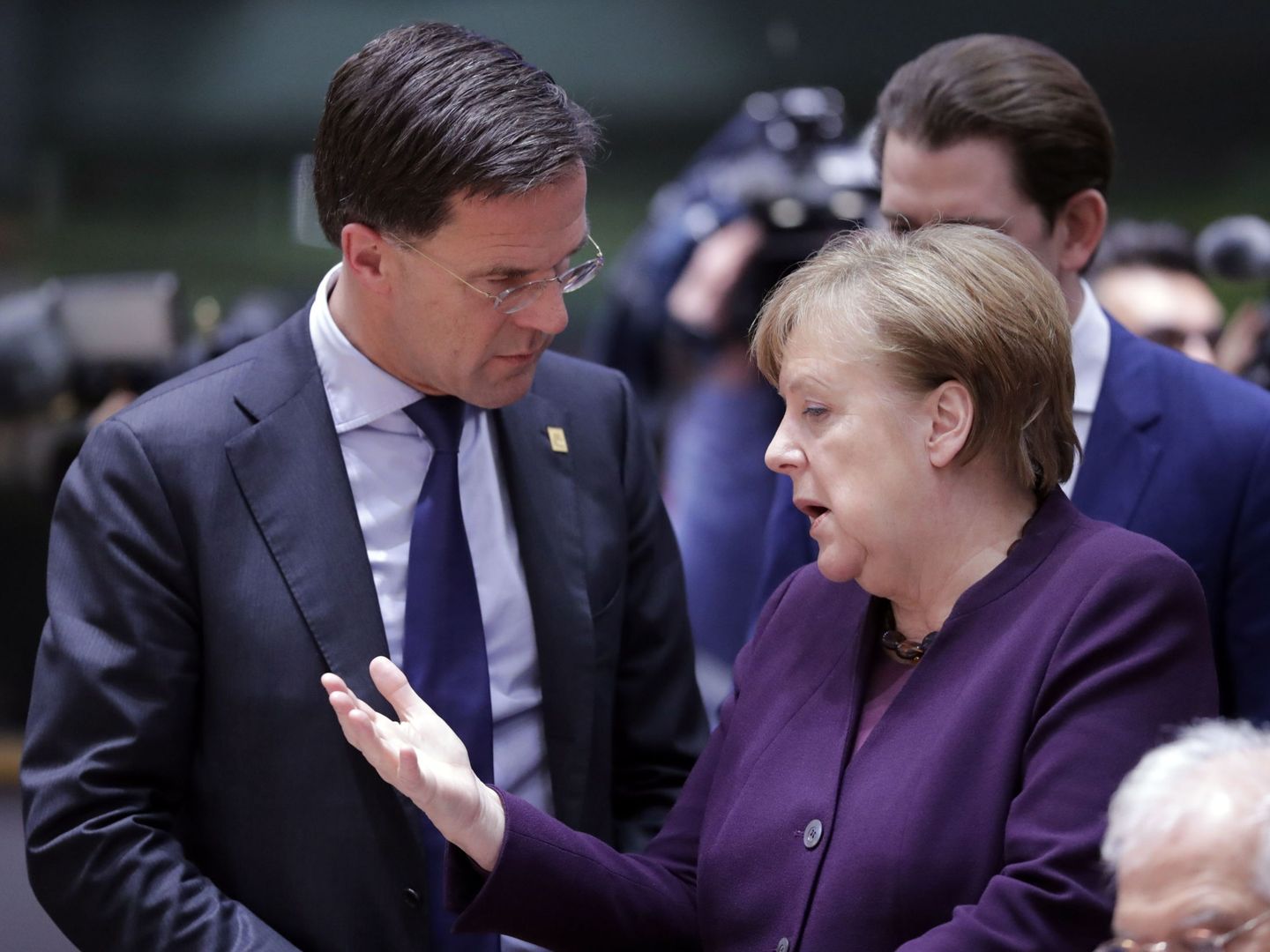 Rutte charla con la canciller Angela Merkel. (EFE)